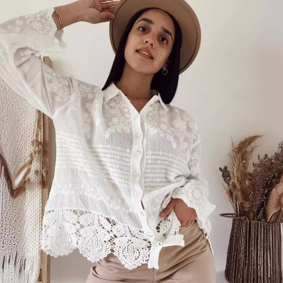Damebluse med blomsterbroderier og dekorativt mønster Stilla