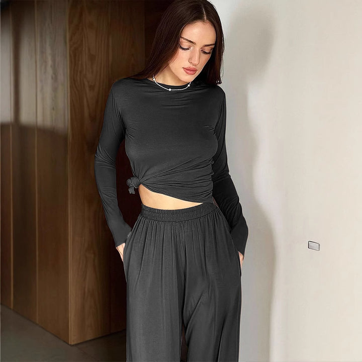 Dame afslappet fritidssæt med hudvenligt materiale og modeknot-detalje Skovae