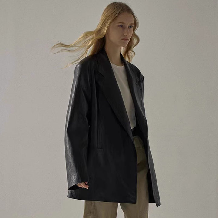 Dame afslappet oversized blazer lavet af høj kvalitet læderimitat med elegant snit og praktiske lommer Stilla