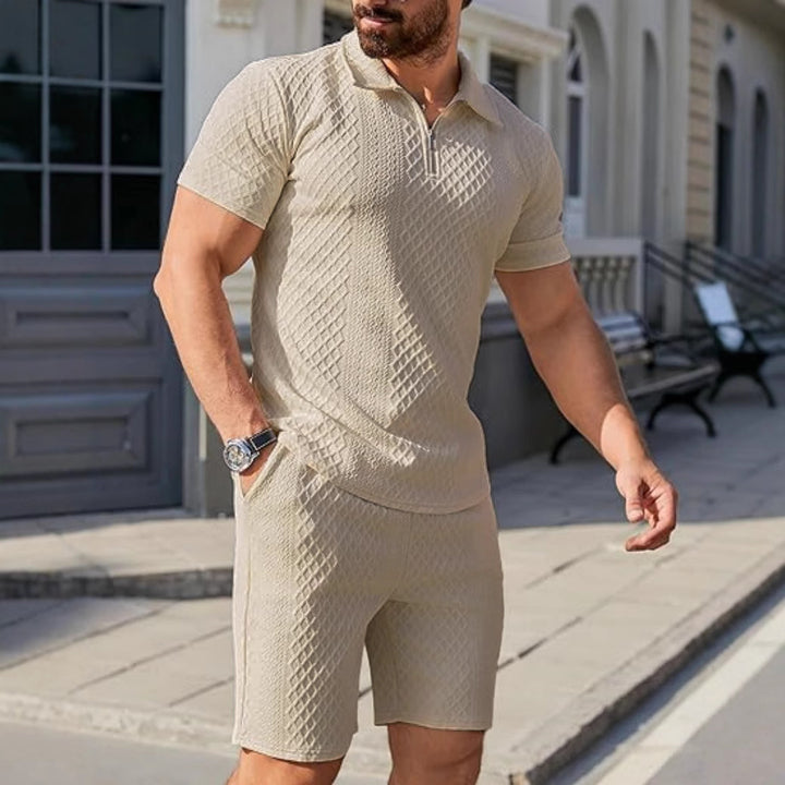 Herren moderigtigt kortærmet polo tee med imprægneret strukturelt design og matchende shorts Stilla
