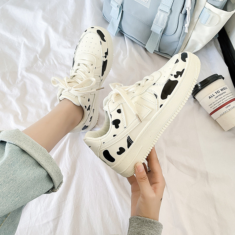 Dame sneakers i moderne ko-mønster design med skridsikker sål og polstret indersål Stilla