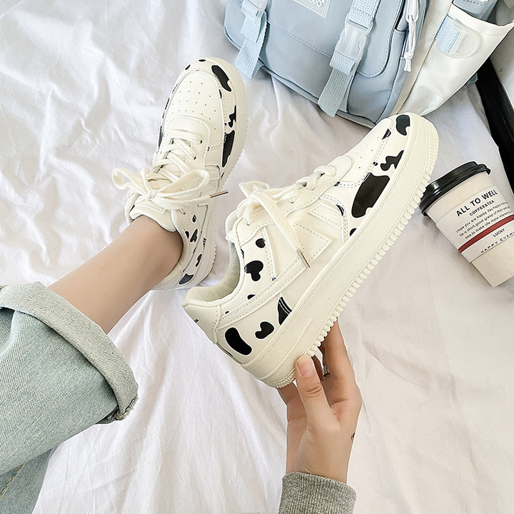 Dame sneakers i moderne ko-mønster design med skridsikker sål og polstret indersål Stilla