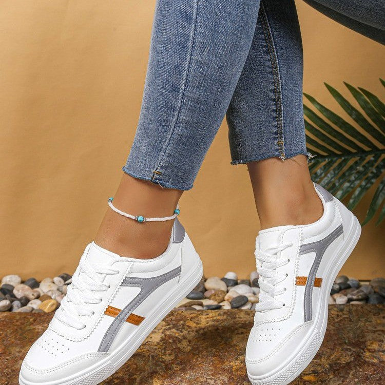 Dame Sneakers med sporty design og modeaccent Stilla