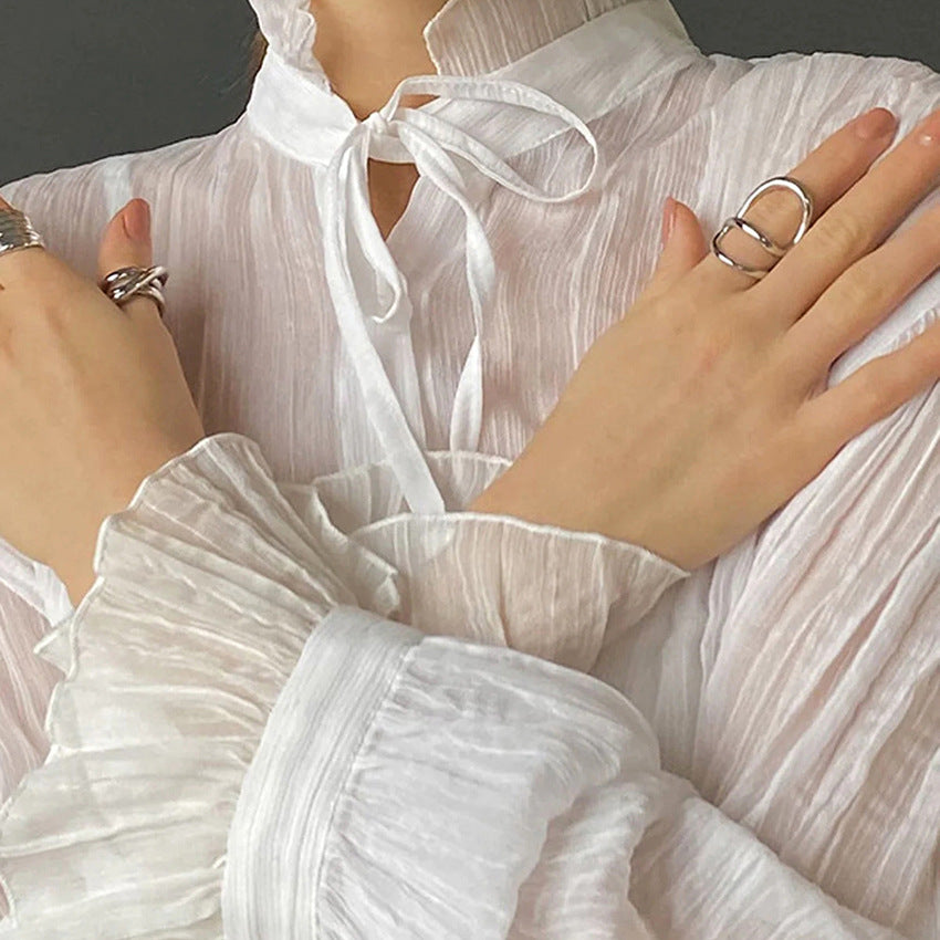 Dame langærmet bluse med elegant ståkrave og fine flæsedetaljer Stilla