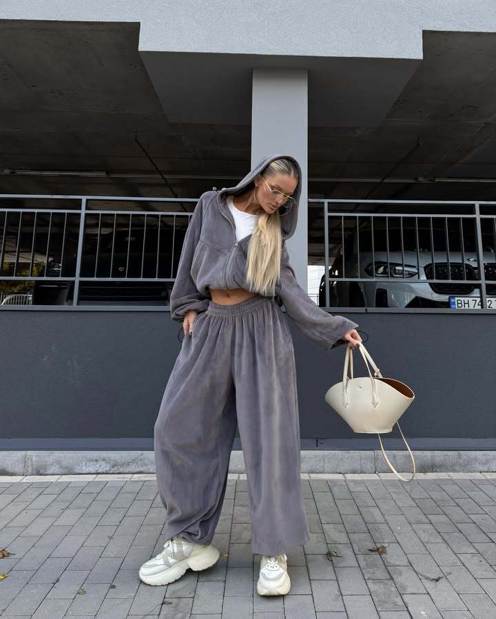 Kvinders sporty fleece sæt med løs pasform og hætte Skovae