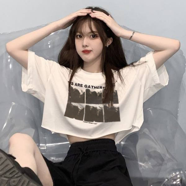 Kvindernes cropped T-shirt med kreativ grafisk print og afslappet pasform