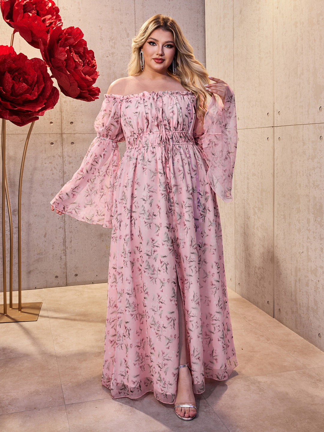 Damernes maxikjole med off-shoulder design og blomsterdetaljer Stilla