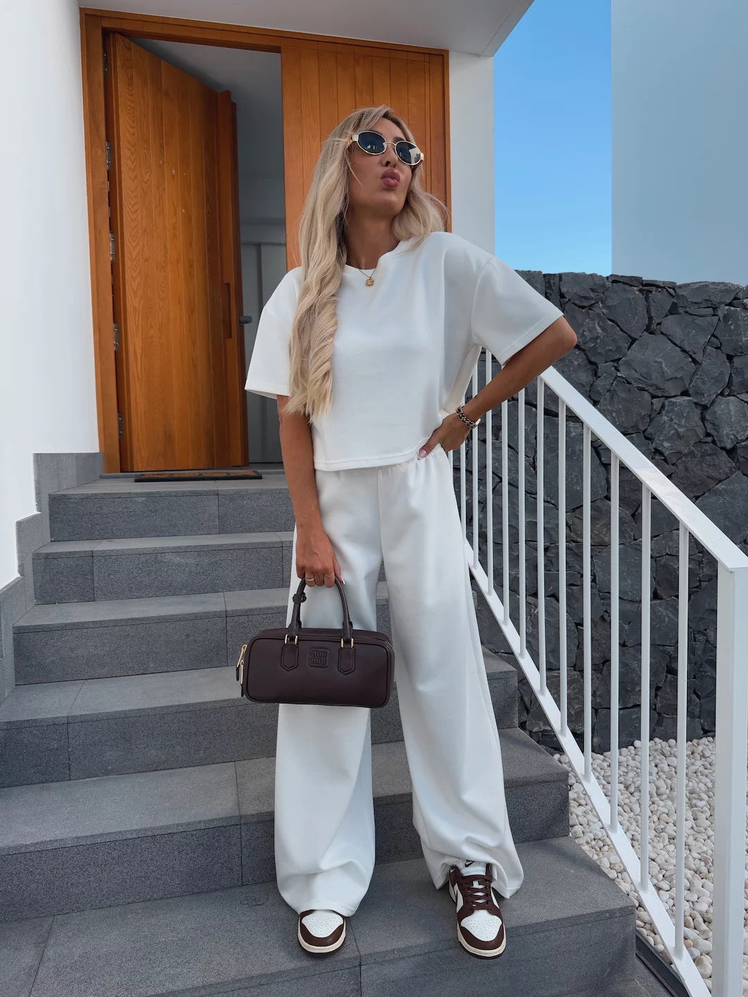 Kvinders loungedragt lavet af cropped top og bredskårne bukser