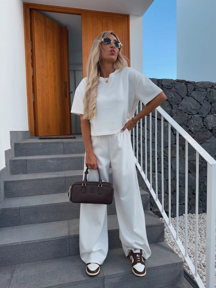 Kvinders loungedragt lavet af cropped top og bredskårne bukser