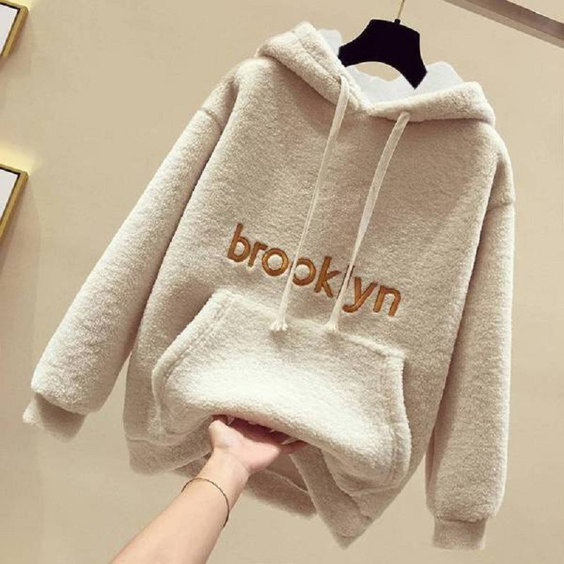 Kvinders hyggelige hættetrøje med behagelig pasform og afslappet tekst Skovae