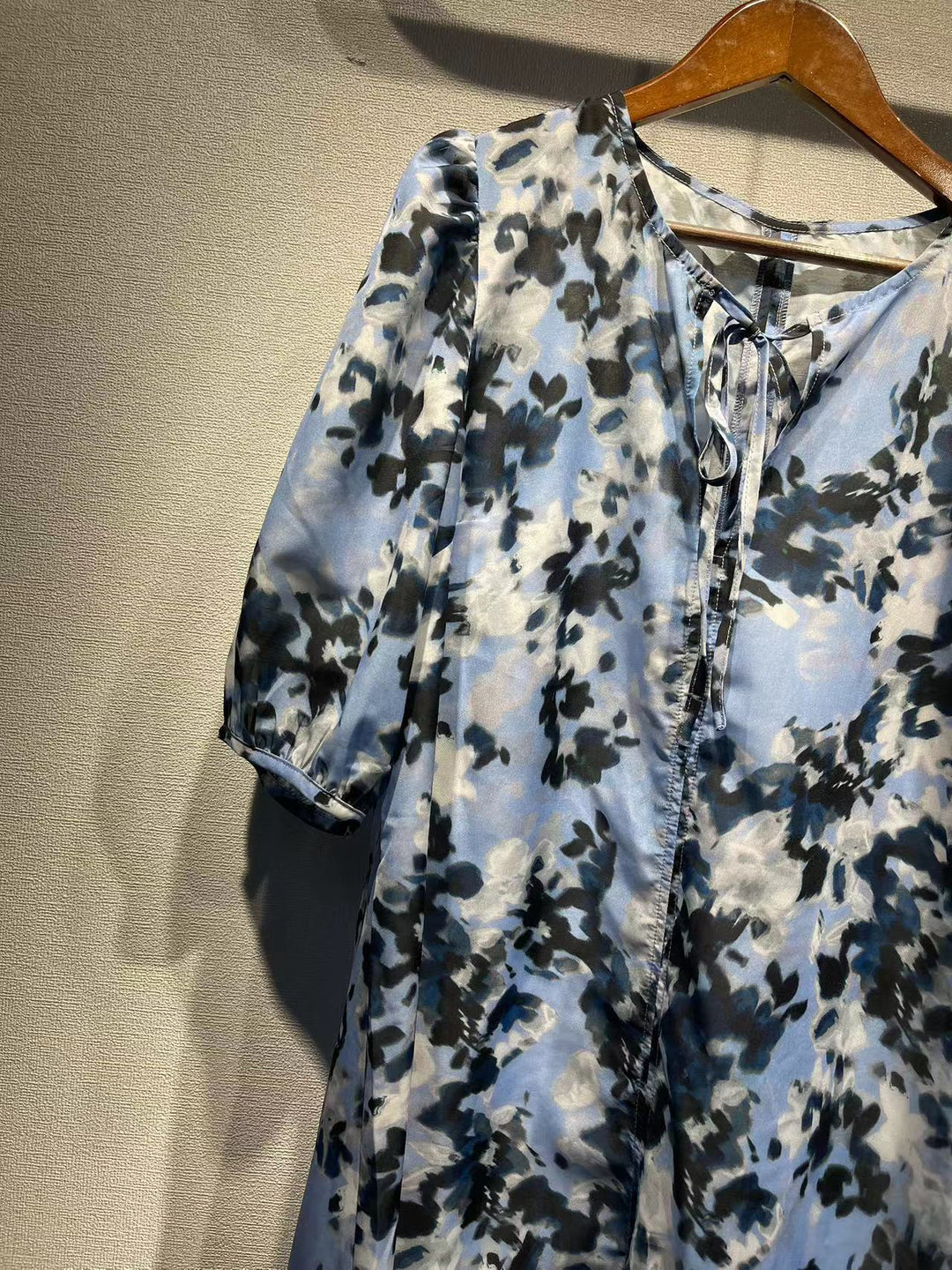 Dame maxikjole med floral akvarel-design og elegante pufærmer Stilla