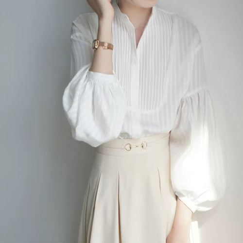 Damebluse med voluminøse ærmer og elegant plissébehandling Stilla