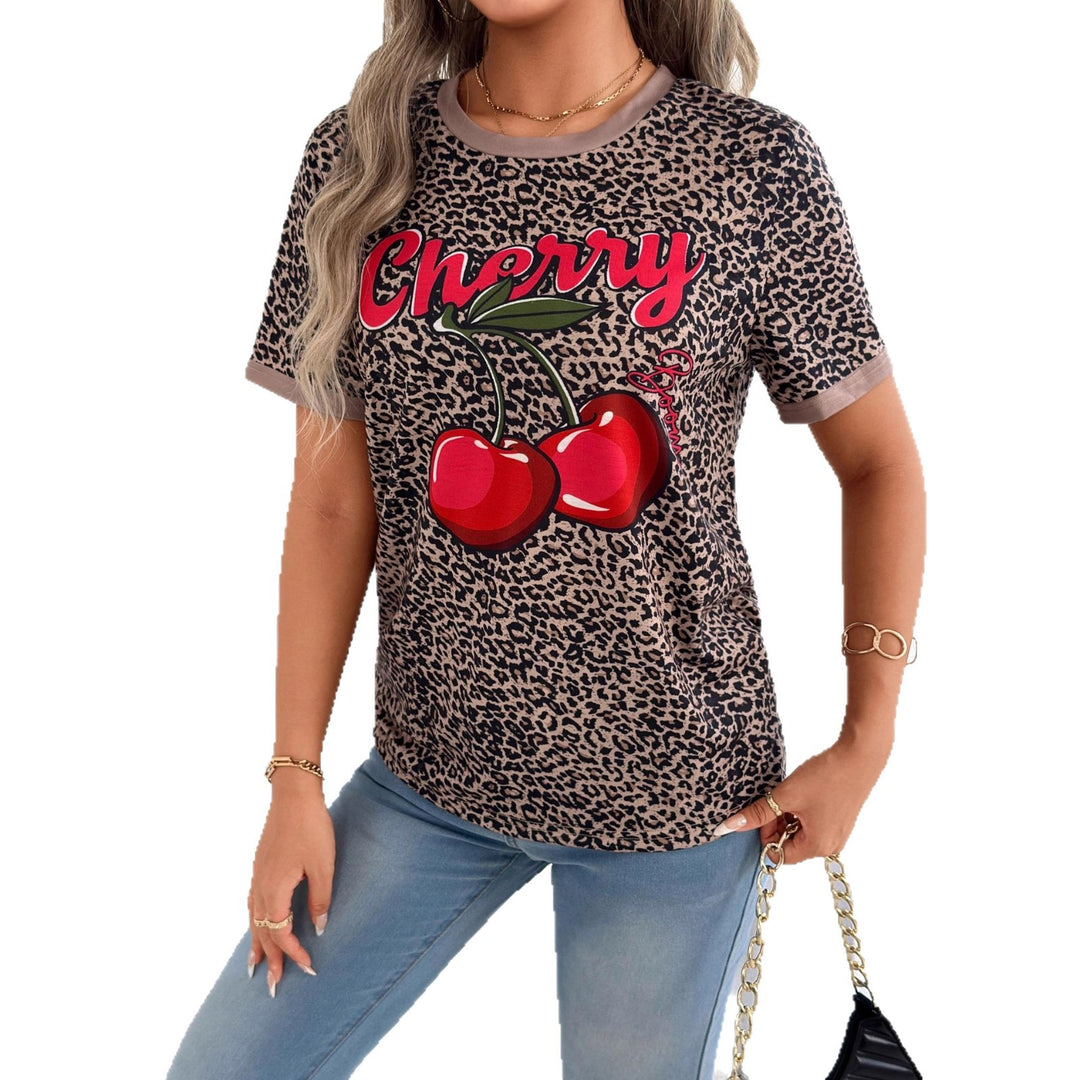 Dame afslappet T-shirt med leopardmønster og frisk kirsebærprint Skovae