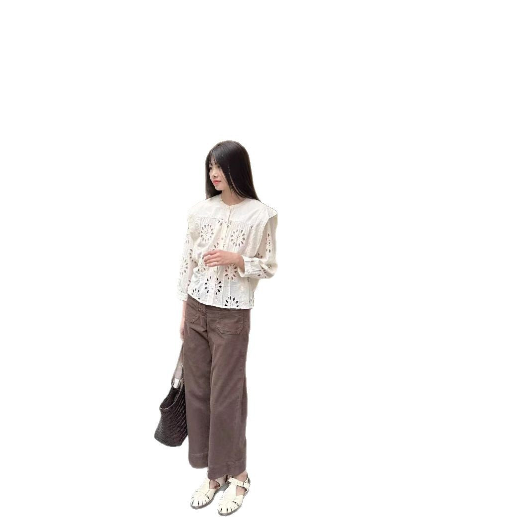 Damebluse med fin hulbroderi og dekorative knapper Stilla