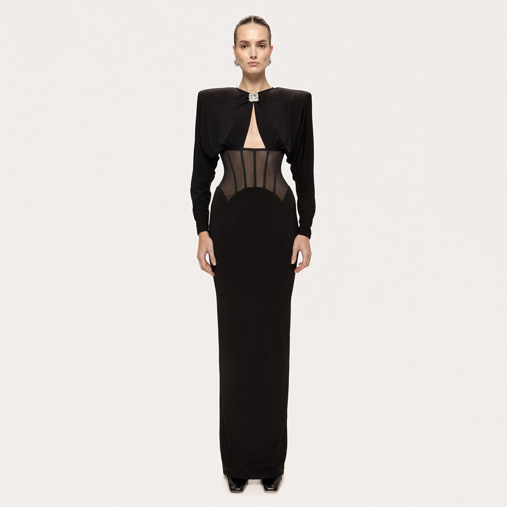 Dame Elegant aftenkjole med transparente indlæg og figursyet design Skovae