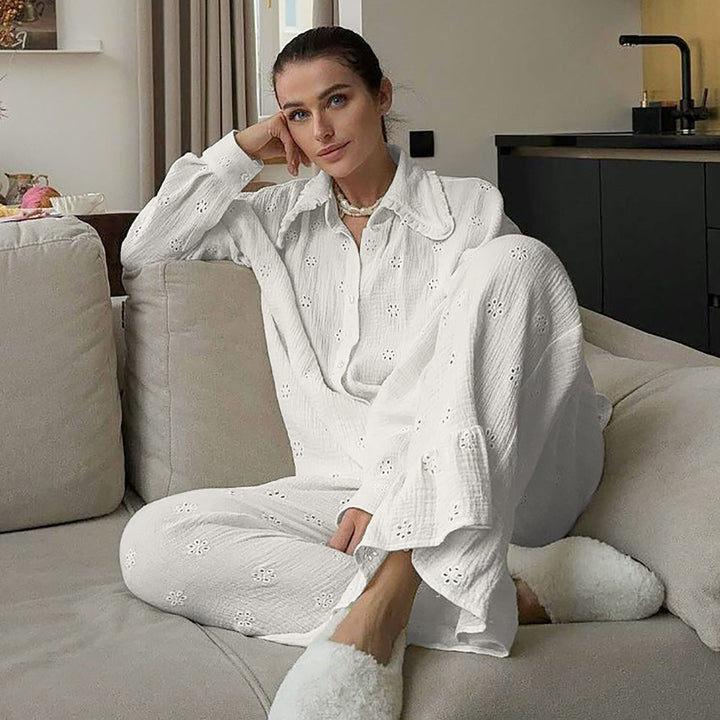 Dame hyggeligt pyjamasæt med flæsedetaljer og åndbart bomuld Stilla