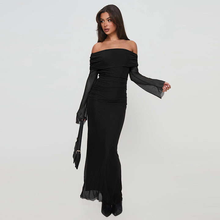 Dame figursyet maxikjole med off-shoulder design og flæsedetaljer Skovae