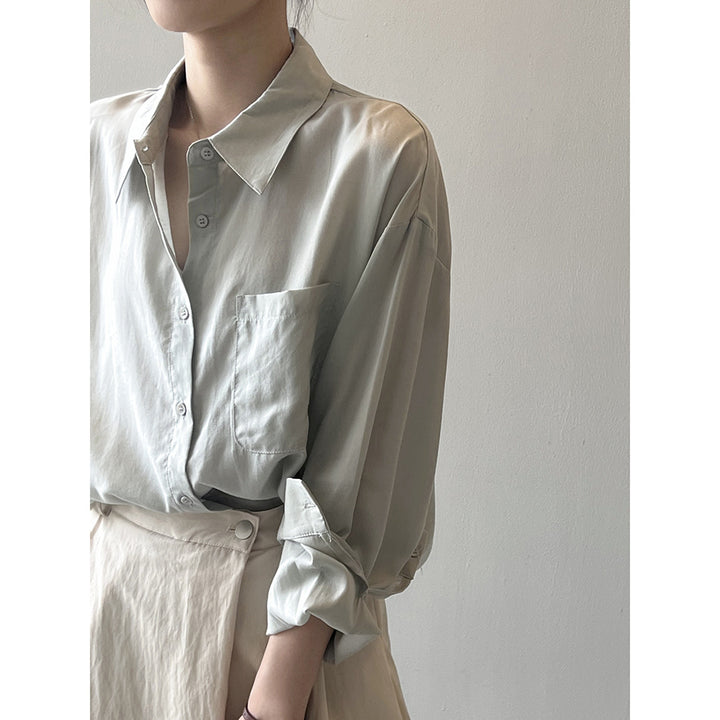 Dame elegant og luftig bluse med praktiske brystlommer og subtile ruffle detaljer Stilla