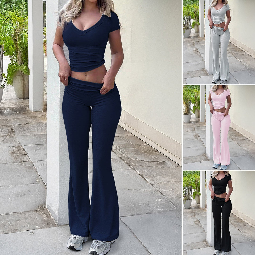 Dame sport-lounge-sæt med figurformende top og elegante flared-bukser Skovae