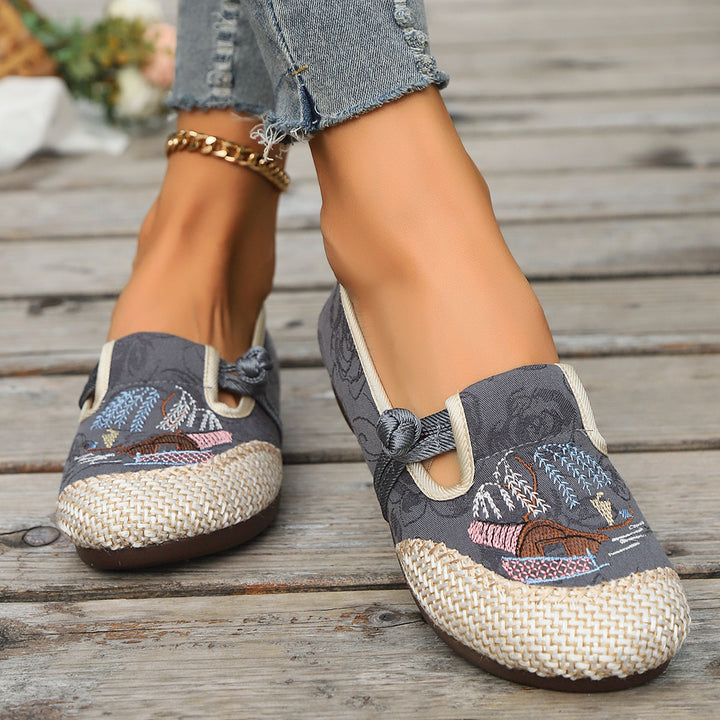 Dame modische Slippers med dekorativt broderimotiv og komfortabel sål Stilla
