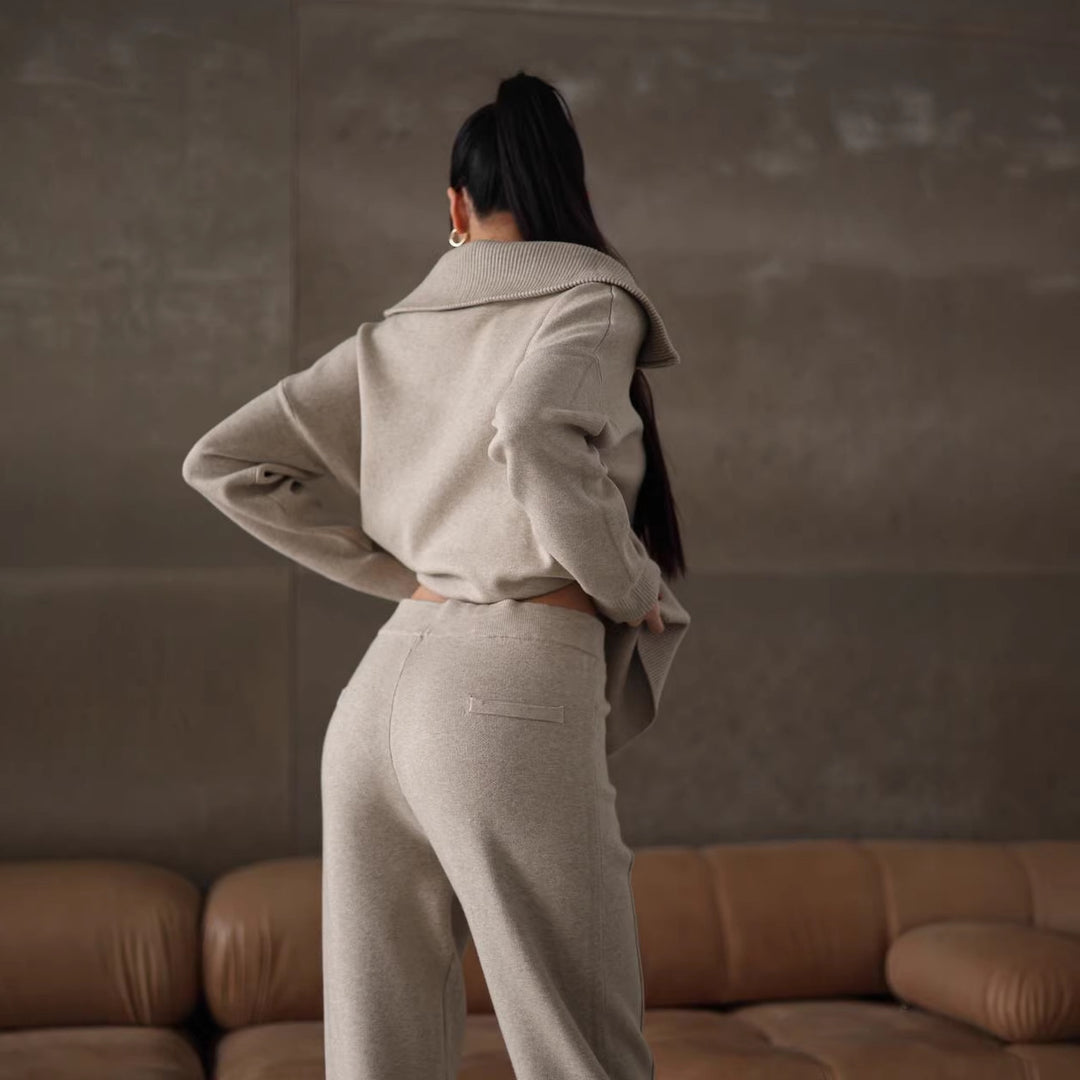 Women's elegant sweatshirt and joggers set with high collar and zipper Skovae