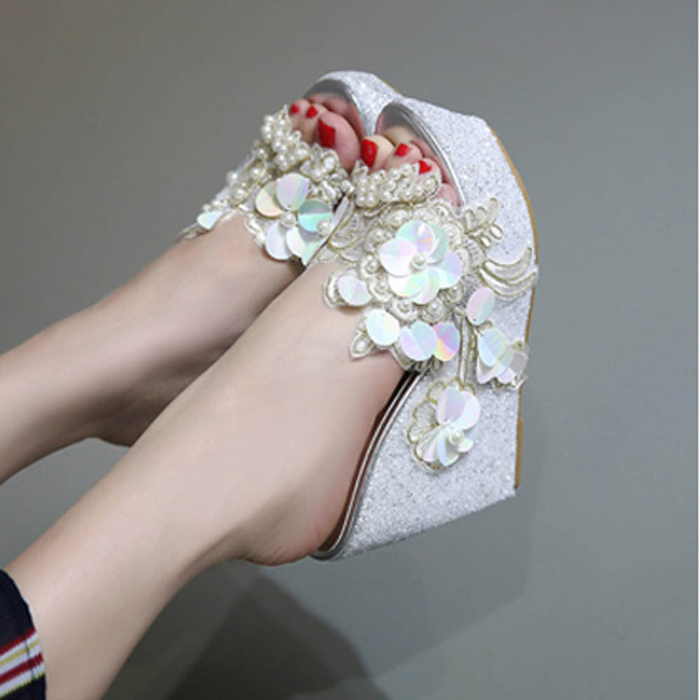 Dame Wedge-sandaler med blomstrede accenter og skinnende remdesign Stilla