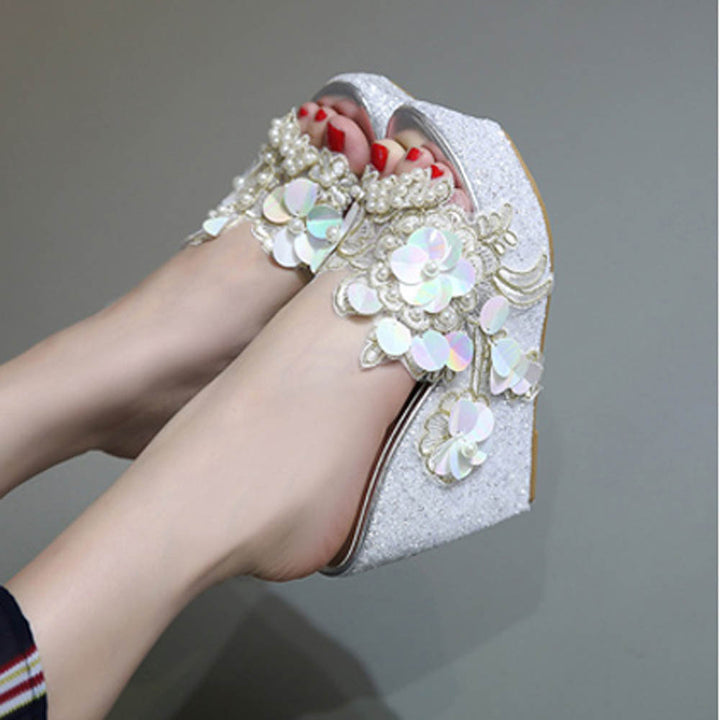 Dame Wedge-sandaler med blomstrede accenter og skinnende remdesign Stilla