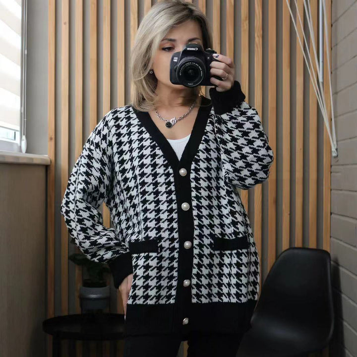 Kvindernes fashionable strikkede cardigan med stilfuldt houndstooth mønster og store knapper Stilla