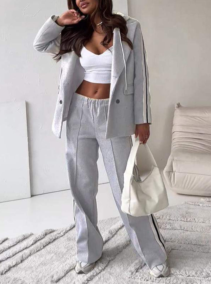 Dame nan sporty-elegante blazer-to-delt med hætteblazer og bred træningsbukser med sidelæns stribe Skovae