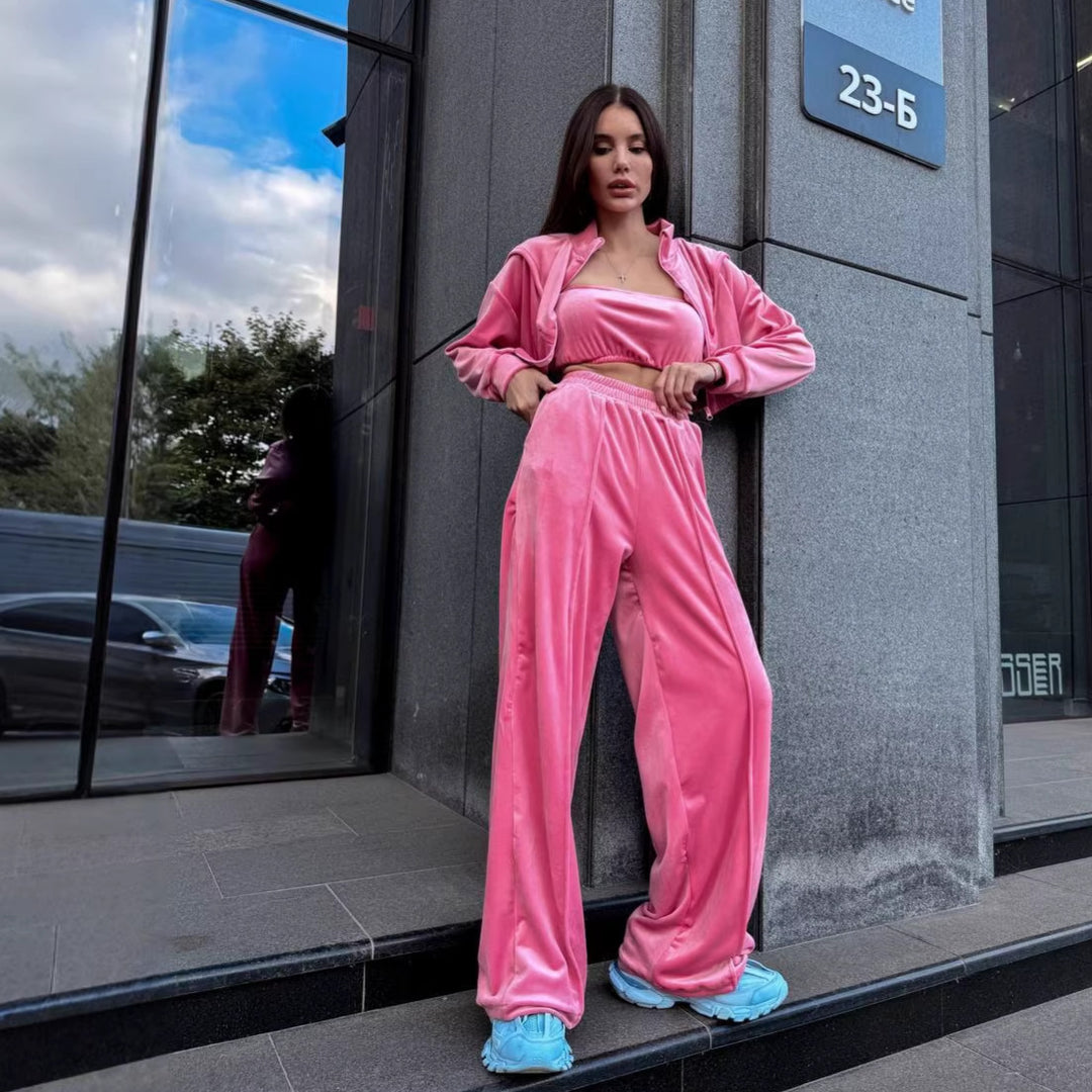 Kvinders loungewear sæt lavet af luksuriøs velour med cropped jakke og brede bukser