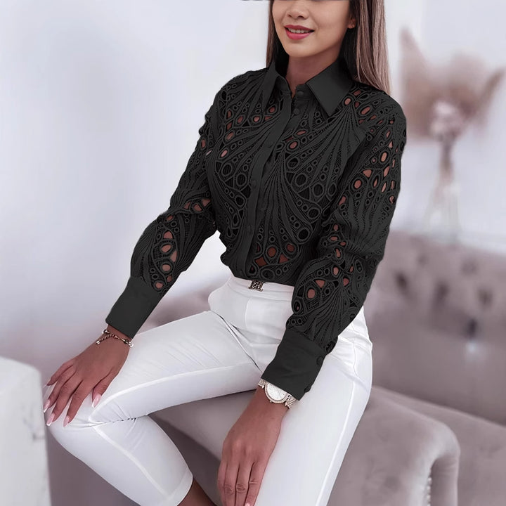 Damer elegant bluse med kunstnerisk hulmønster og stilfuld krave Stilla