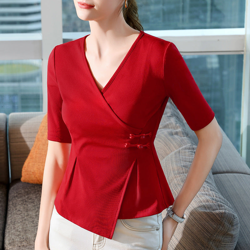 Dame indpakningsbluse med dekorative knapper og figursyet snit Stilla