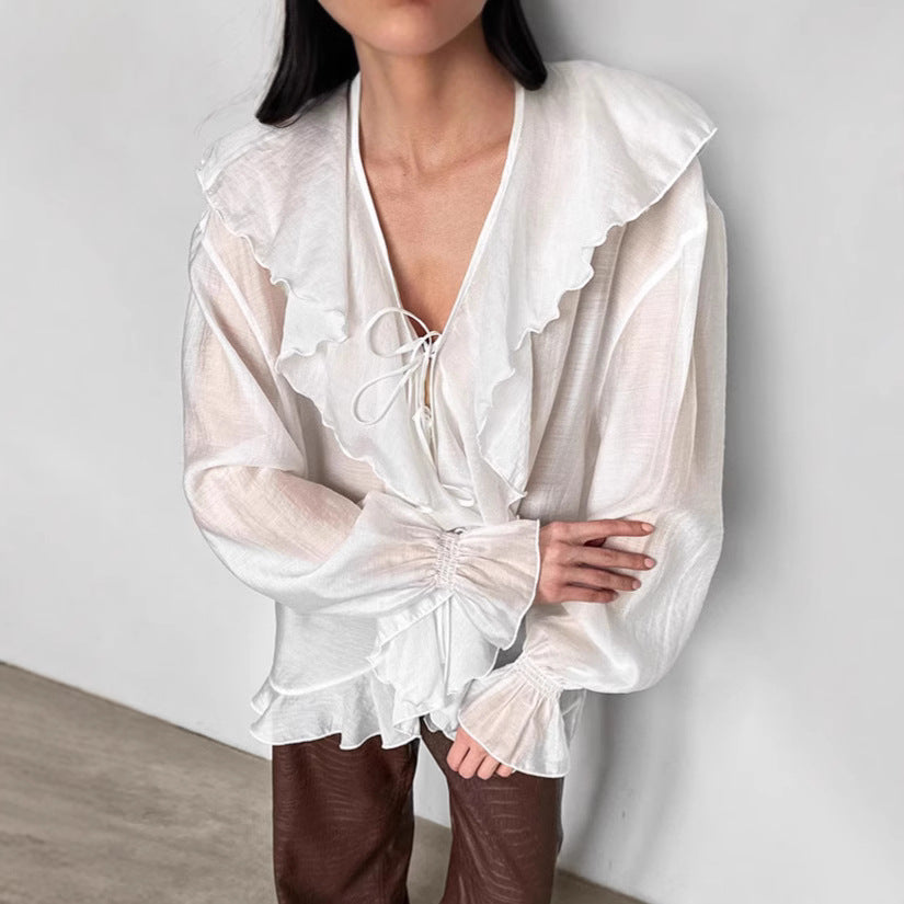 Damebluse med voluminøse flæser og bindedetalje Stilla