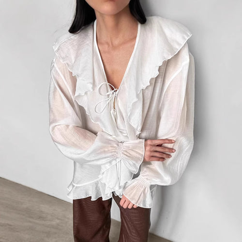Damebluse med voluminøse flæser og bindedetalje Stilla