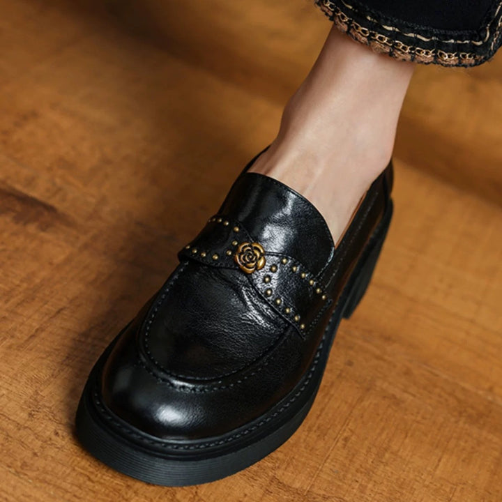 Dame elegante loafers med modige nitteraccenter og kvalitetslæder Stilla