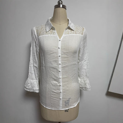 Dame nan halvtransparent kreppet bluse med spidsgennemsnit, stofbetrukne knapper og trekvart volantsleeves Skovae