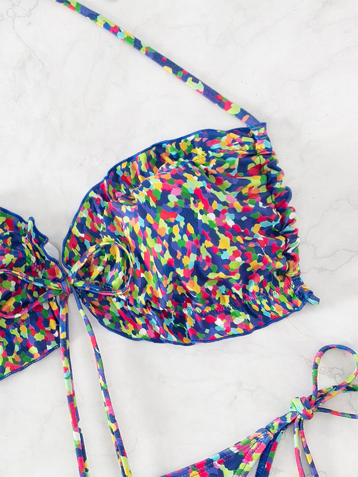 Damebikini med sexy højt skåret trusse og farverigt design Skovae