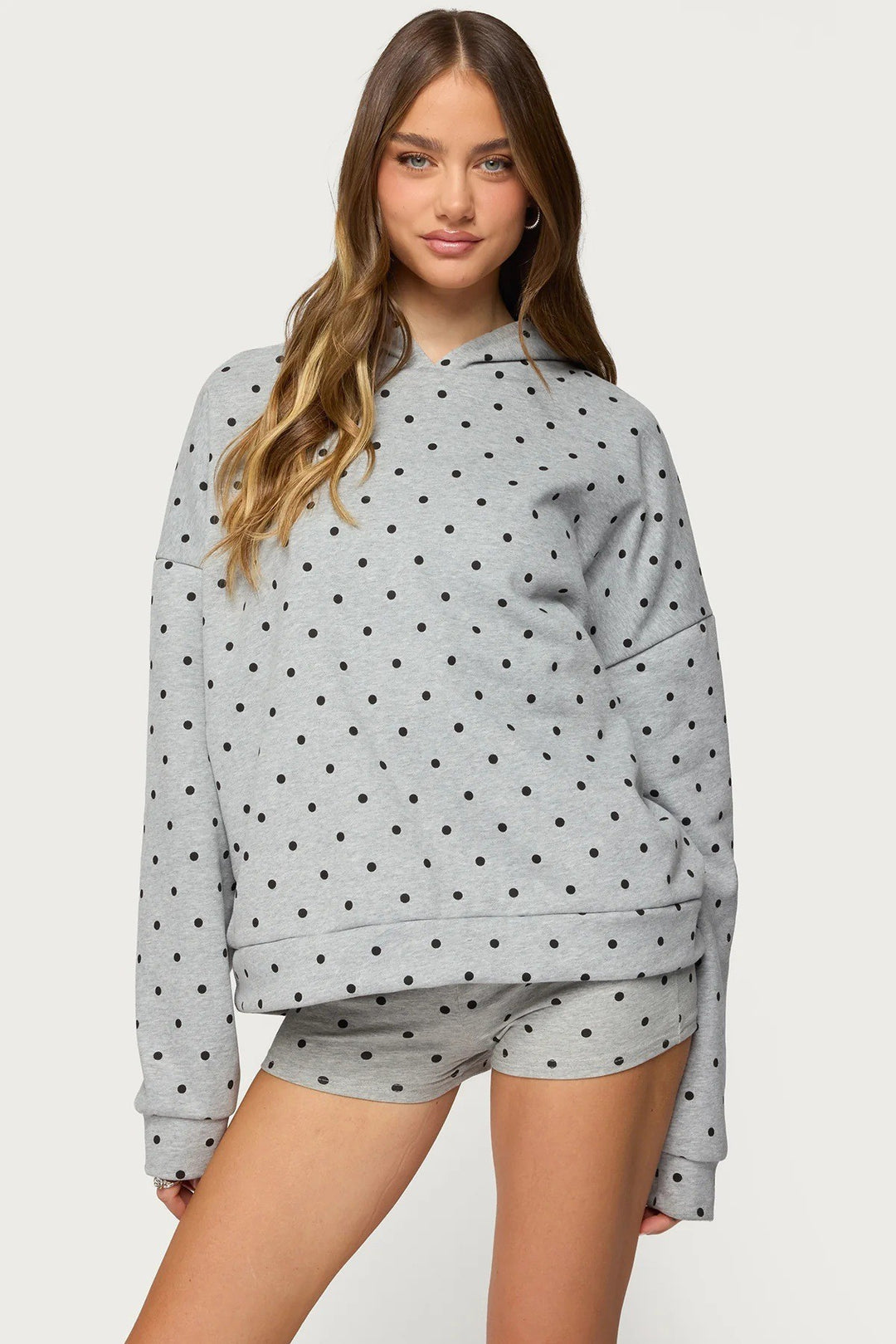 Dame nan prikket komfort-sæt med hættesweatshirt, kængurulomme og shorts Skovae