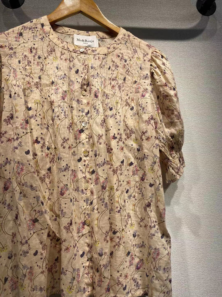 Damebluse med blomstermotiv og elegante knapdetaljer Stilla