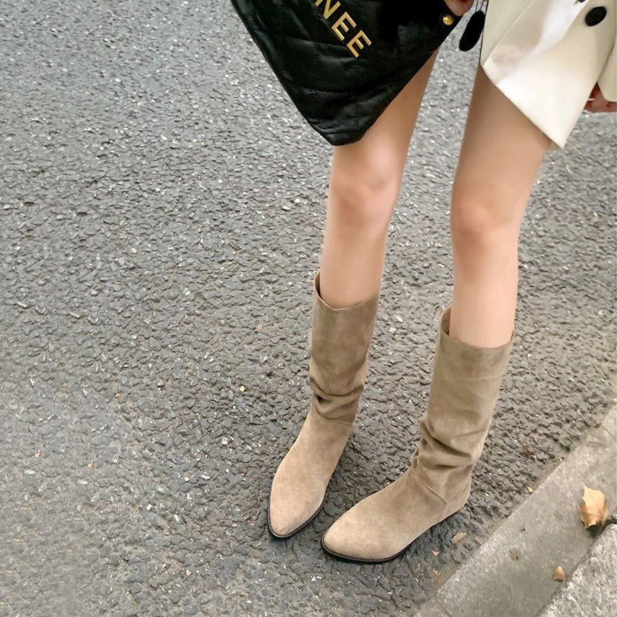 Dame elegante støvler i blødt ruskind med moderigtigt slip-on design Stilla