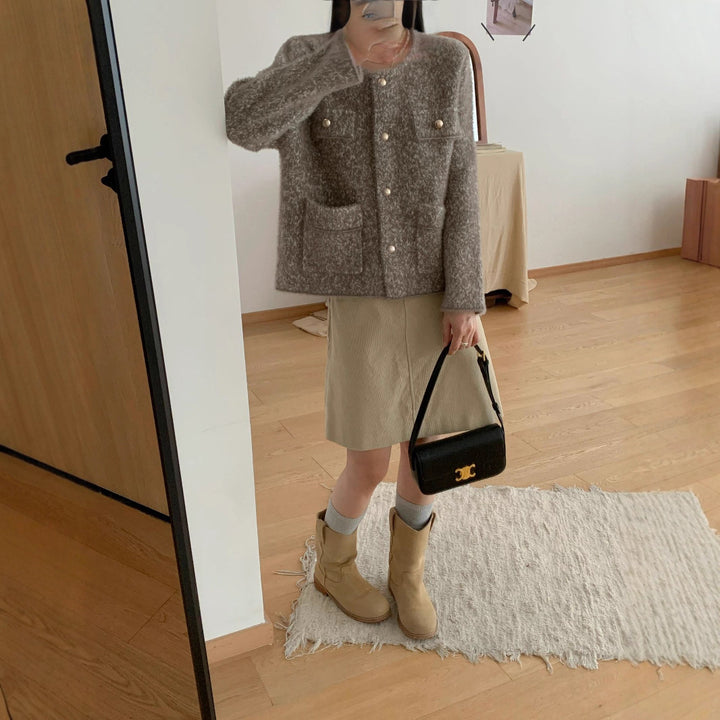 Kvinders hyggelige cardigan med knapdetalje og lomme på Stilla
