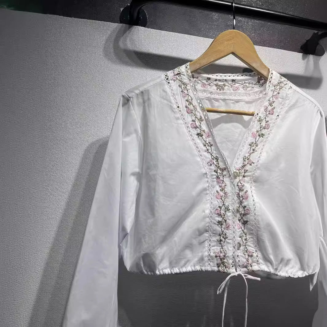 Damebluse med fin spidsbesætning og dekorative flæsedetaljer Stilla