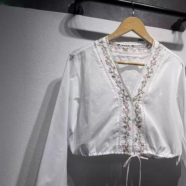 Damebluse med fin spidsbesætning og dekorative flæsedetaljer Stilla