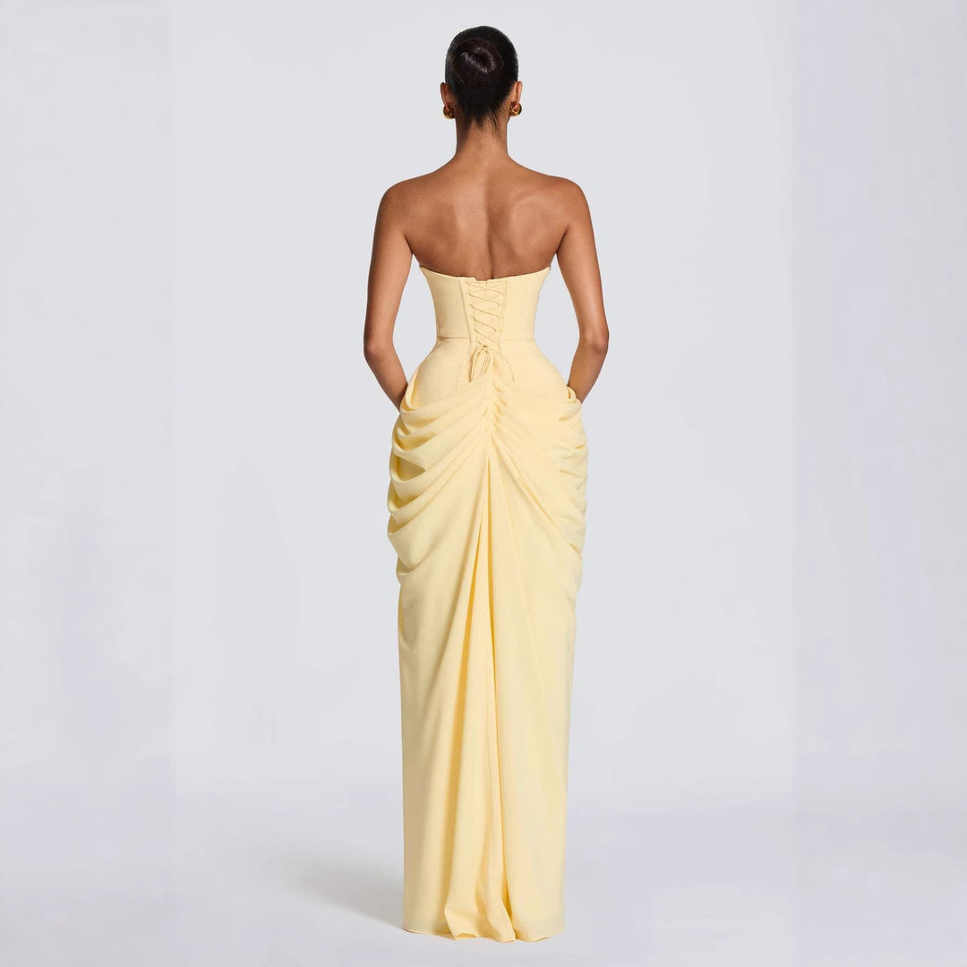 Dame elegante aftenkjole med lange ærmer og asymmetrisk drapering og smal slids