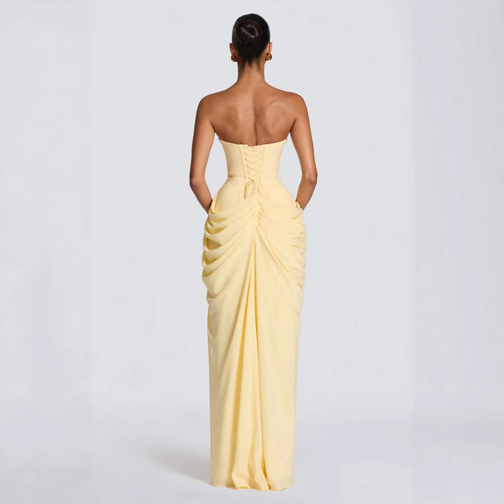 Dame elegante aftenkjole med lange ærmer og asymmetrisk drapering og smal slids