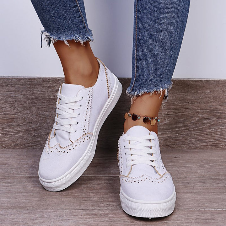 Dame Sporty Sneakers med raffineret hulmønster-udseende og fleksibel sål Stilla