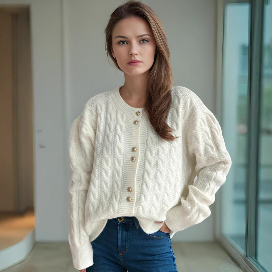 Dame cardigan med kabelmønster og elegante perleknapper Stilla