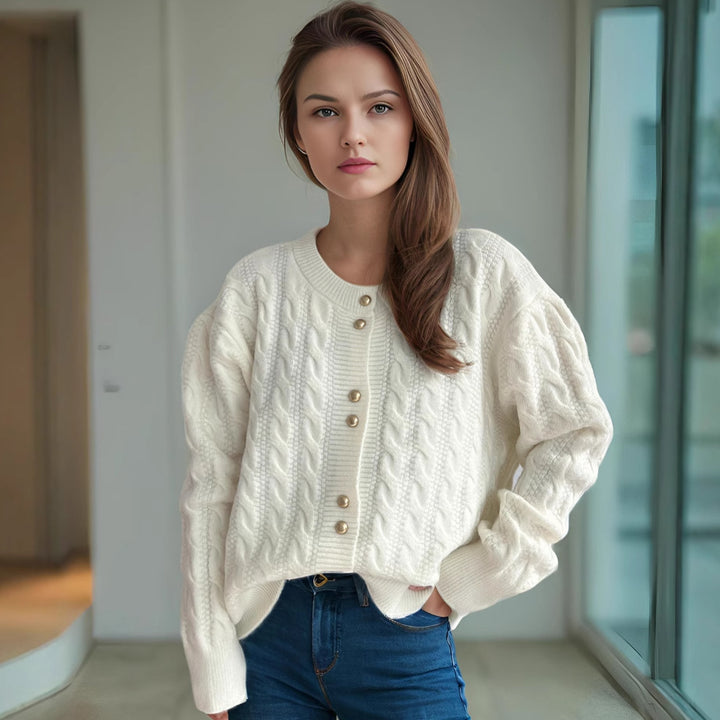 Dame cardigan med kabelmønster og elegante perleknapper Stilla