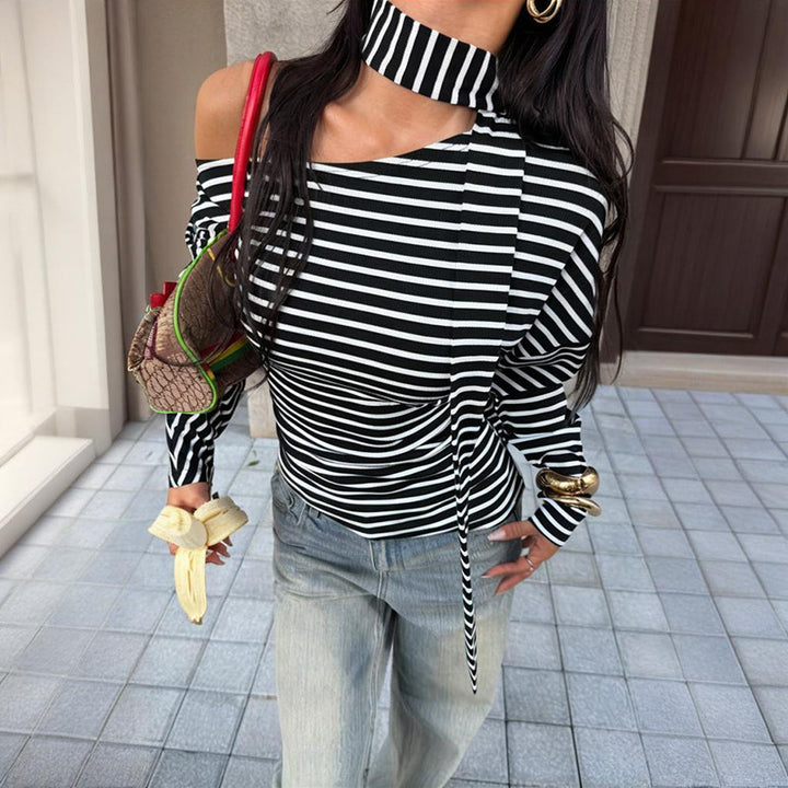 Dame asymmetrisk stribetop med off-shoulder design og elegant sløjfe Skovae