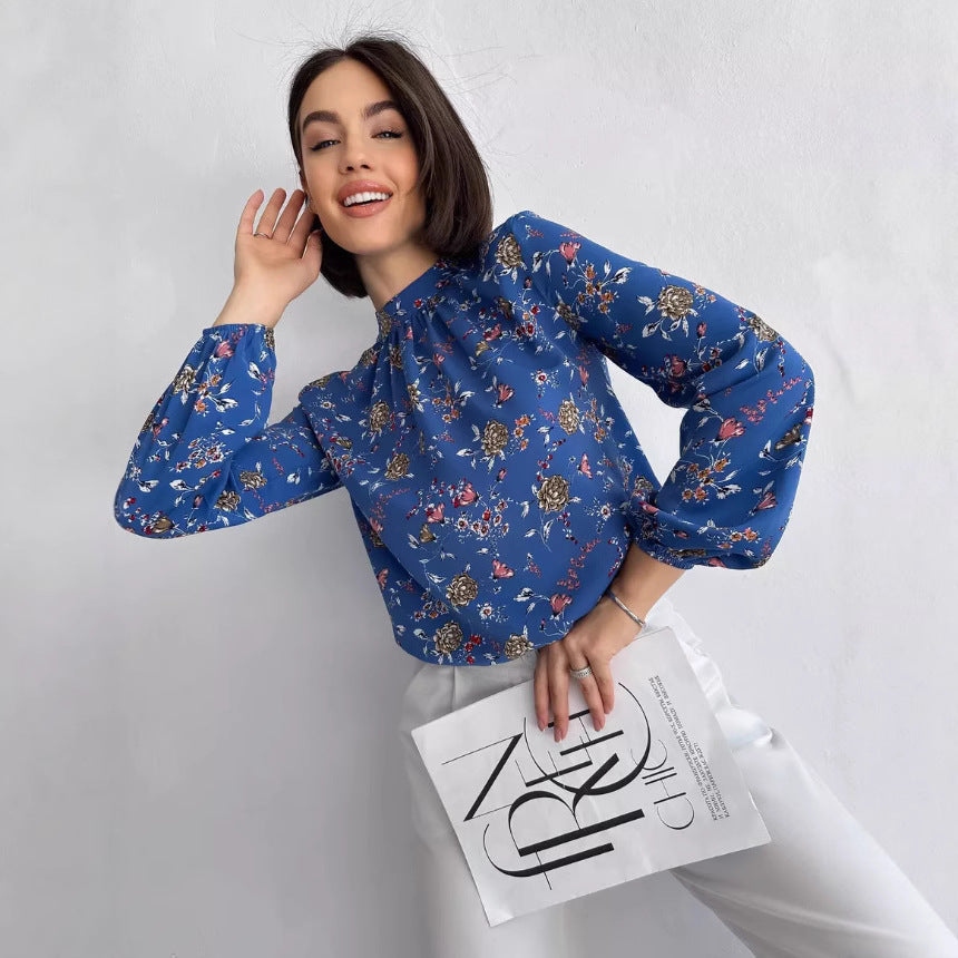 Damebluse med elegant blomsterdesign og bredt ærme Stilla